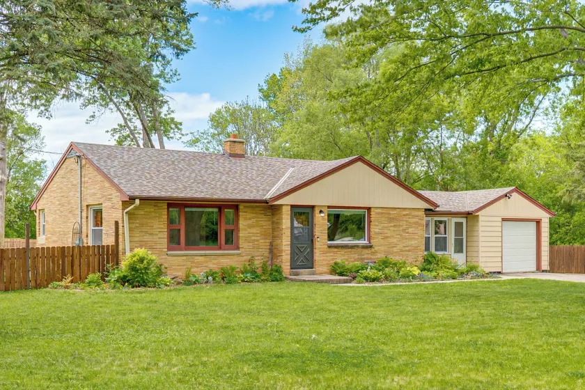 Huge Yard, Fire Pit, Garden! Milwaukee Family Home - Image 1