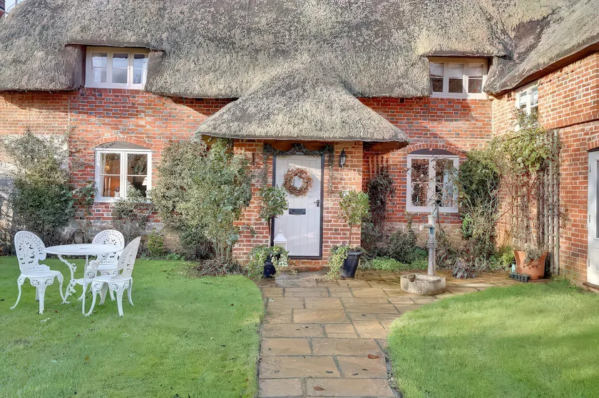 Lake Cottage - Image 1