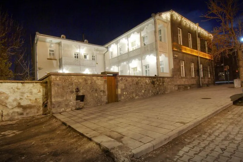 Kar's Hotel - Image 1