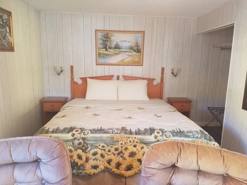 Sunnyside Motel & Cottages - Image 1