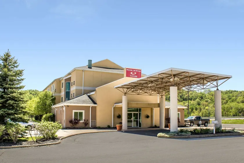 Econo Lodge Meadville - Image 1