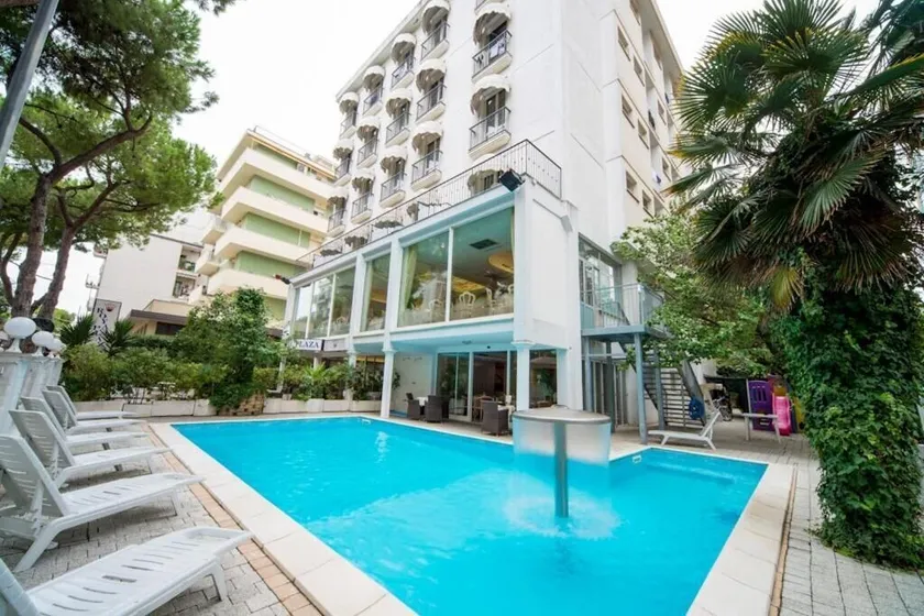 Hotel Royal Plaza - Image 1