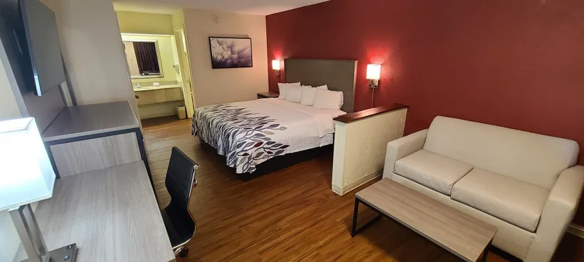 Red Roof Inn & Suites Cornelius - Lake Norman - Image 1