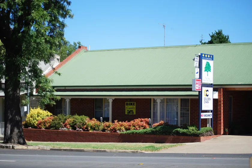 Elms Motor Inn - Image 1