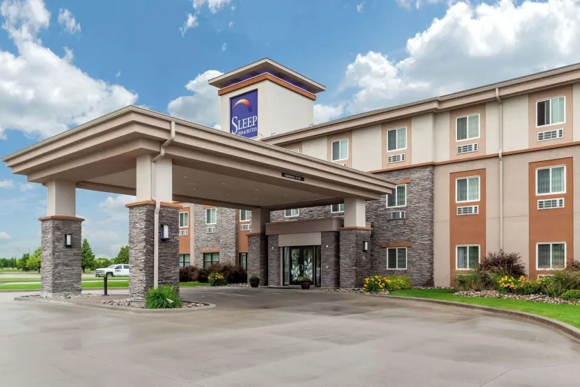 Sleep Inn & Suites Grand Forks Near Alerus Center - Image 1