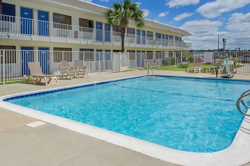 Motel 6 Gulfport, MS Airport - Image 1