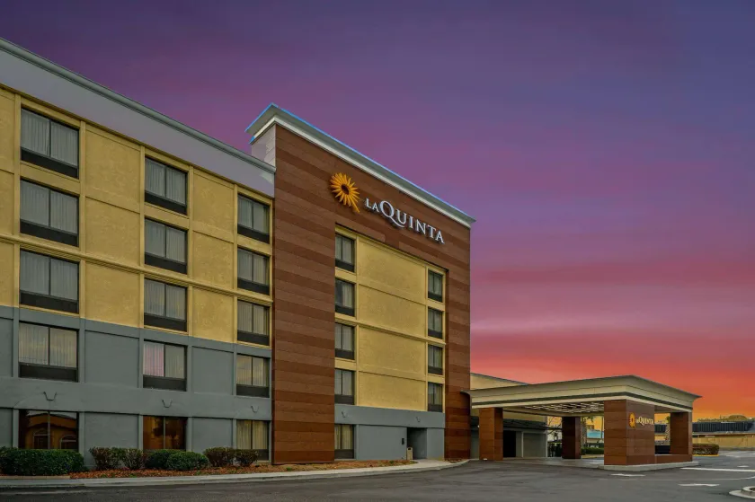 La Quinta Inn by Wyndham Columbia SE Fort Jackson - Image 1
