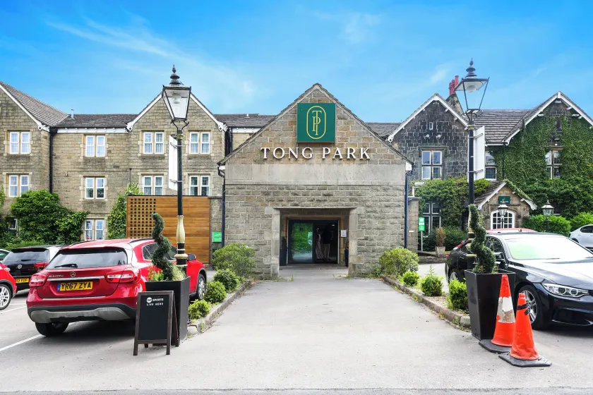 Tong Park Hotel - Image 1