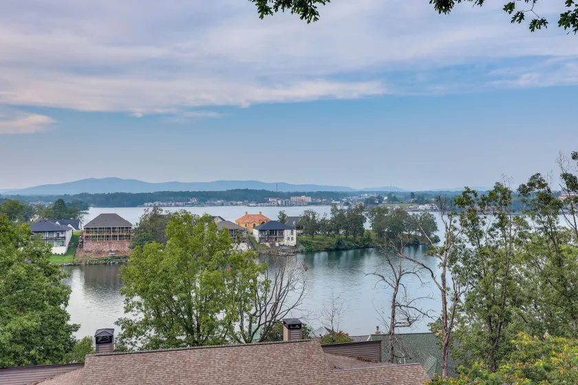 Luxury Lakefront Hot Springs Condo w/ Pools! - Interiör