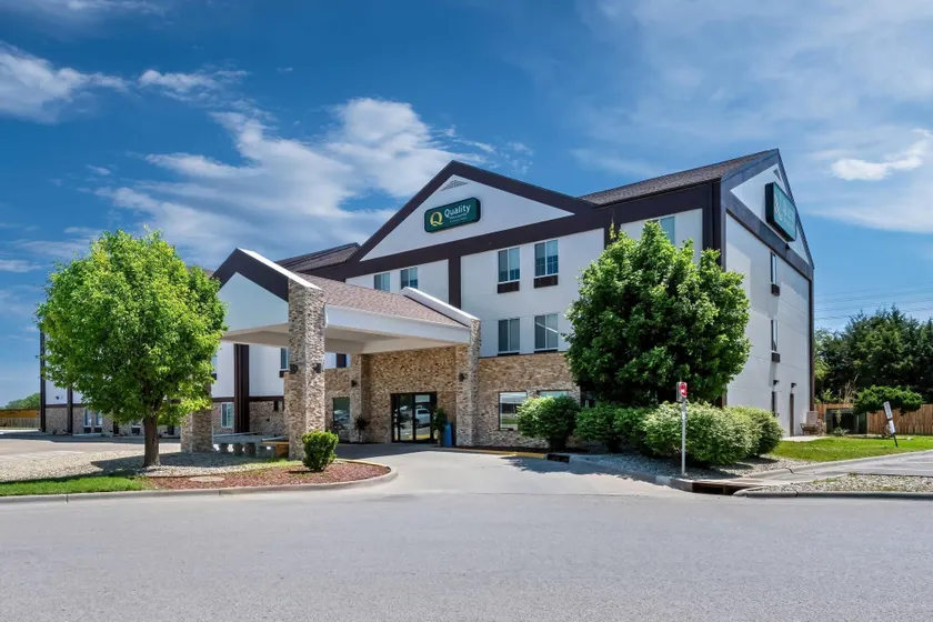 Quality Inn & Suites Manhattan - Image 1