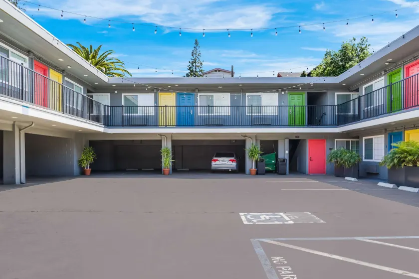 Signature Inn Oakland - Image 1