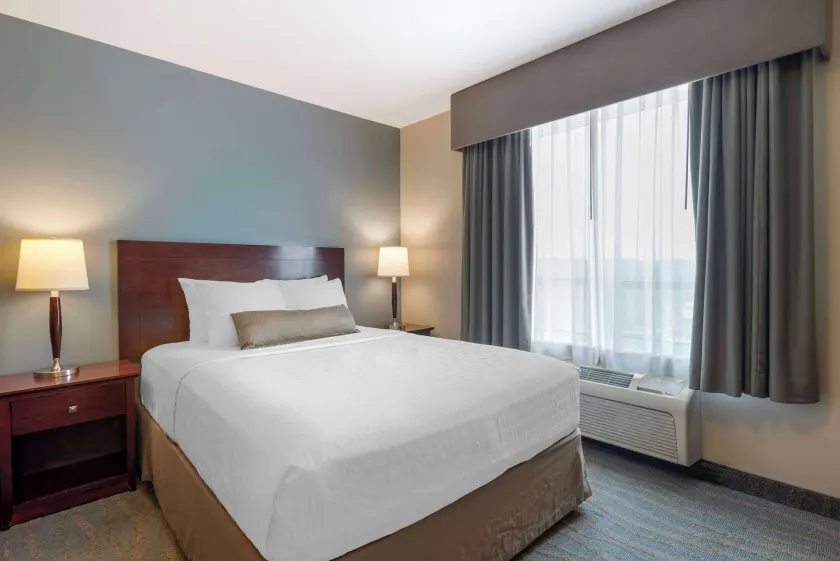 Best Western Rocky Mountain House Inn & Suites - Image 1