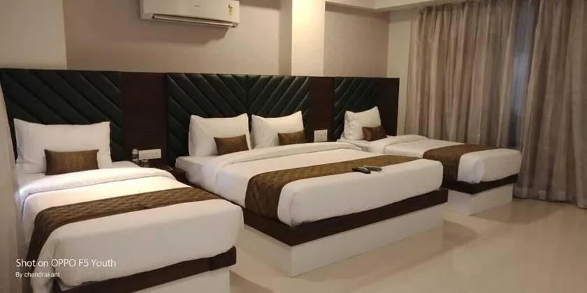 Hotel Seven Sky - Image 1