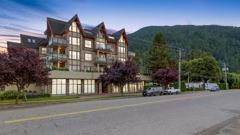Harrison Lake View Suites - Image 1