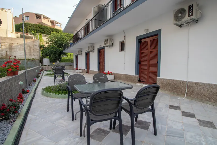 Harrys bar & apartments - Image 1
