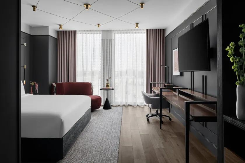 Renaissance Milwaukee West Hotel - Image 1