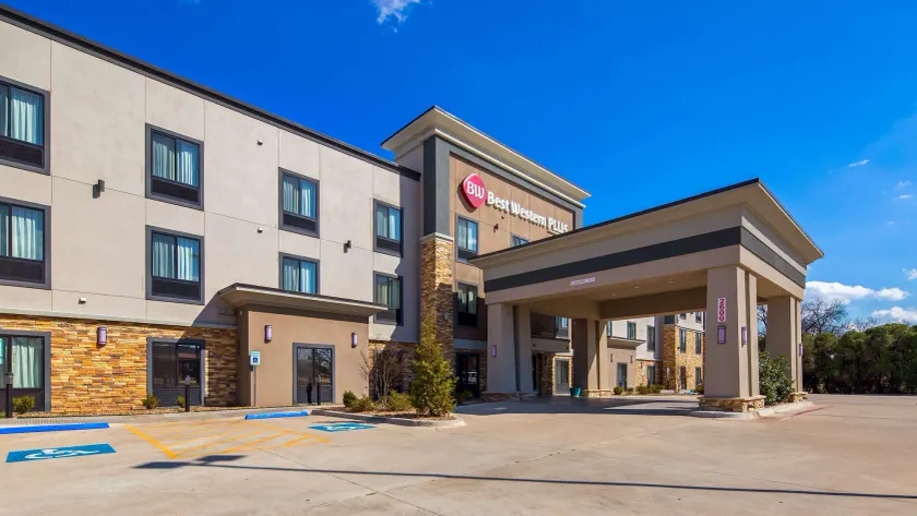 Best Western Plus Ardmore Inn & Suites - Image 1