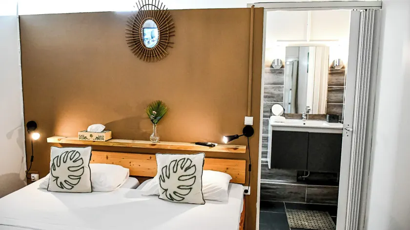 Hotel Oasis - Image 1