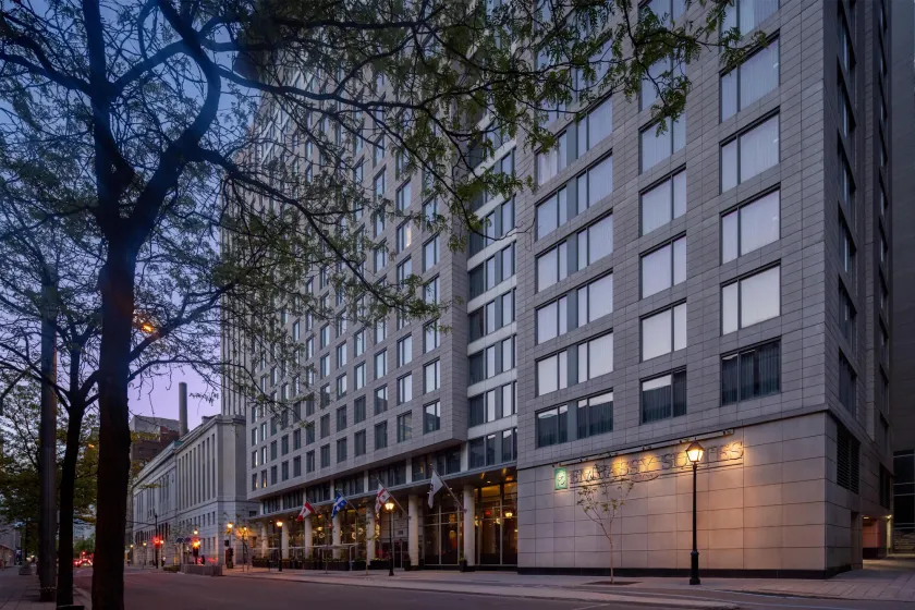 Embassy Suites Montréal by Hilton - Image 1