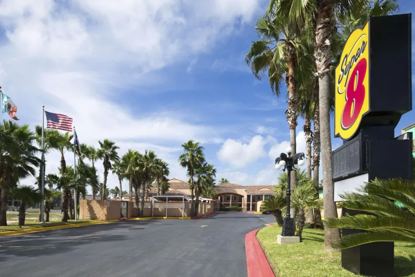 Super 8 by Wyndham South Padre Island - Image 1