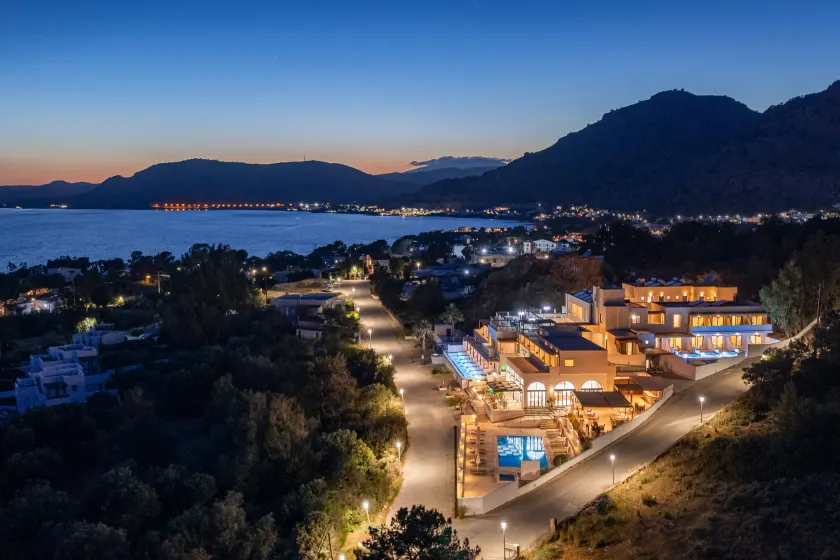 Eagles Nest Hotel - Image 1