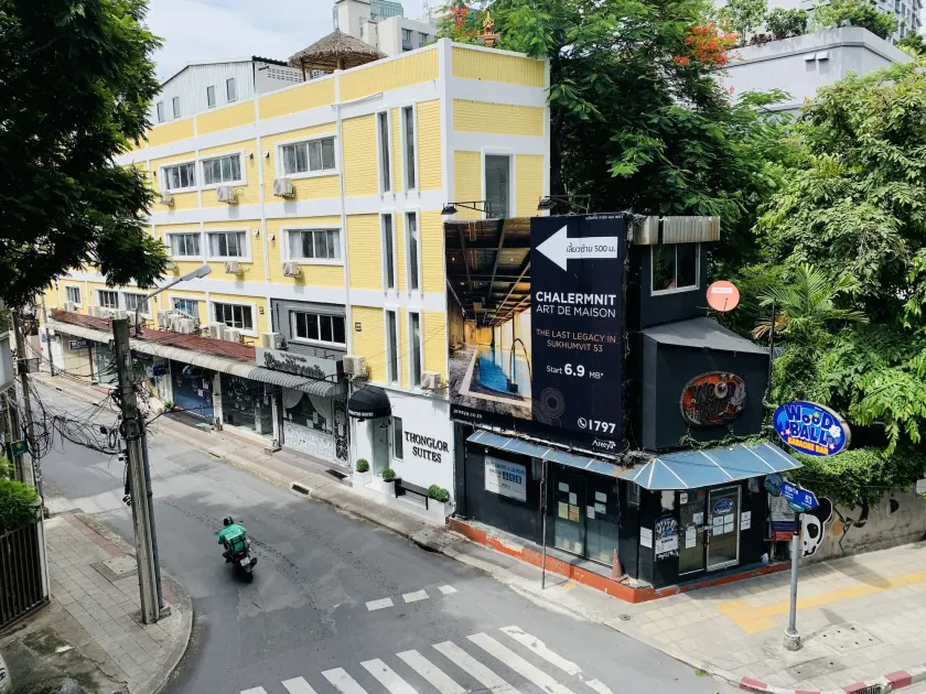 Thonglor Suites Hotel - Image 1