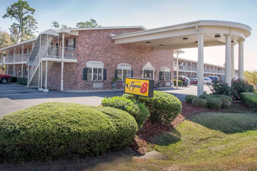 Super 8 by Wyndham West Monroe - Image 1