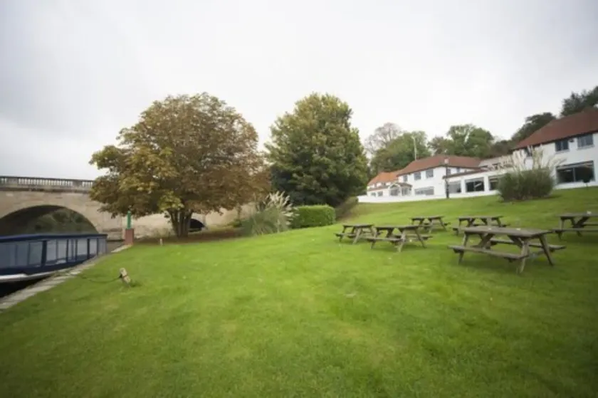 Shillingford Bridge Hotel - Image 1