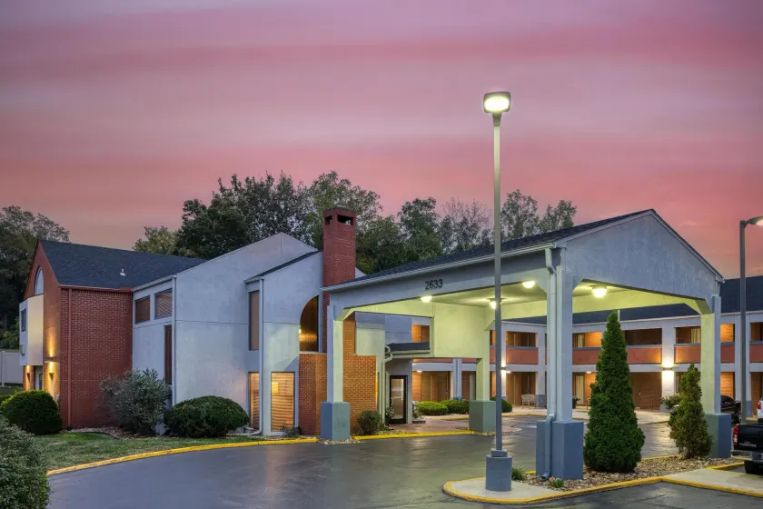 SureStay by Best Western Kansas City Country Inn North - Image 1