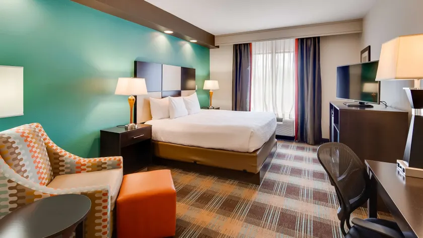 Best Western Plus Atrium Inn & Suites - Image 1