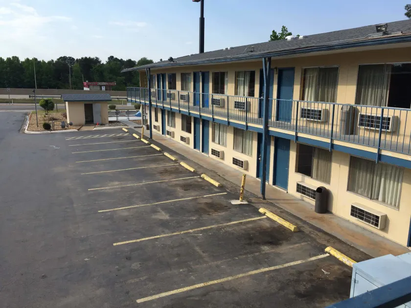 Super 7 Inn - Image 1