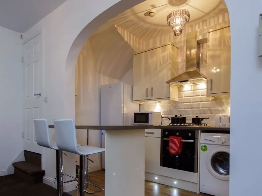 Shaftesbury Apartments - Image 1