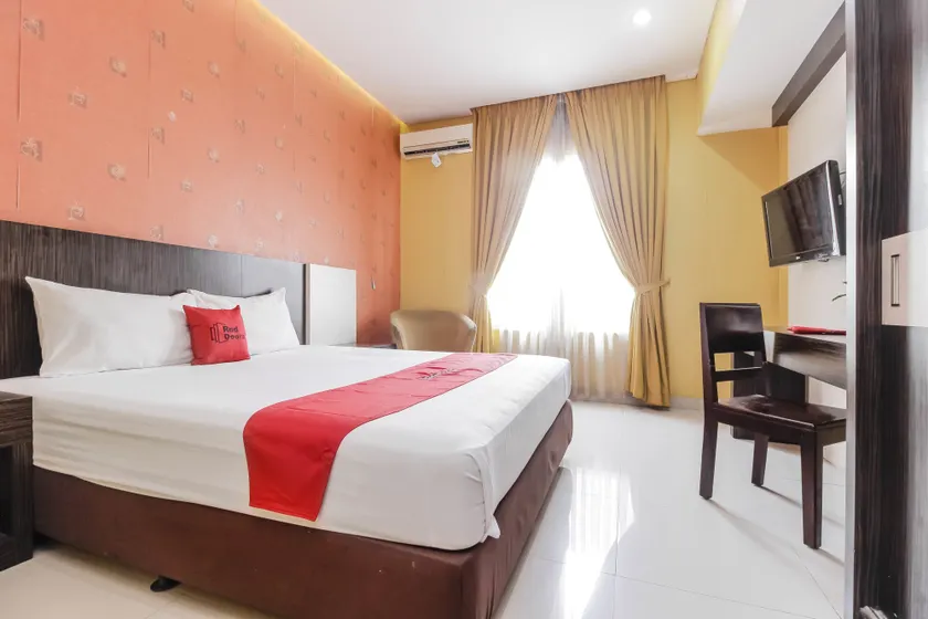 RedDoorz at La Mega near Pasar Pagi Cirebon - Image 1