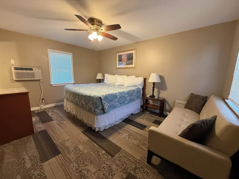 Lighthouse Inn - Image 1