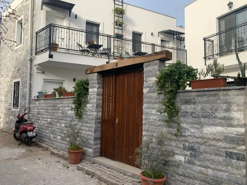 Arden's House - Image 1