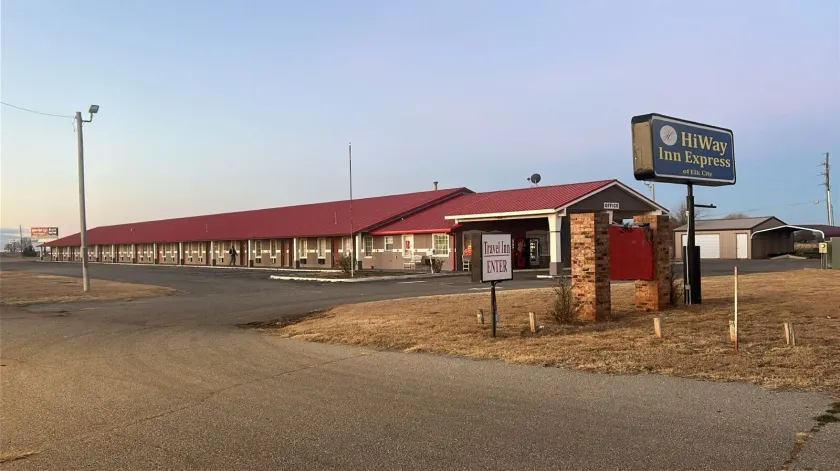 HiWay Inn Express Elk City Route 66 - Image 1