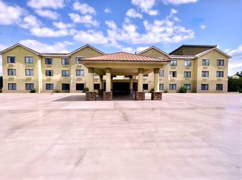 Comfort Suites Georgetown - Image 1