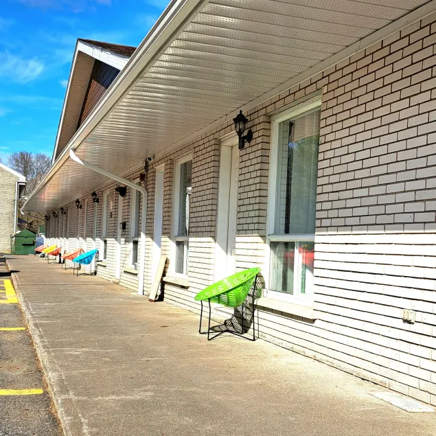 Motel Bonsoir - Image 1