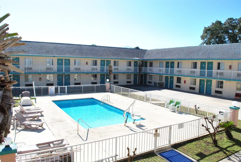 Coconut Grove Motor Inn - Image 1