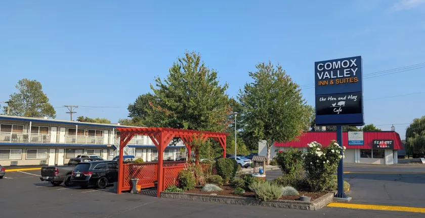 Comox Valley Inn & Suites - Image 1
