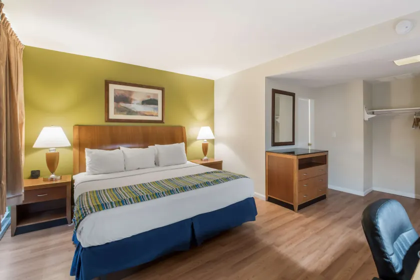 Americas Best Value Inn-Painted Post - Image 1