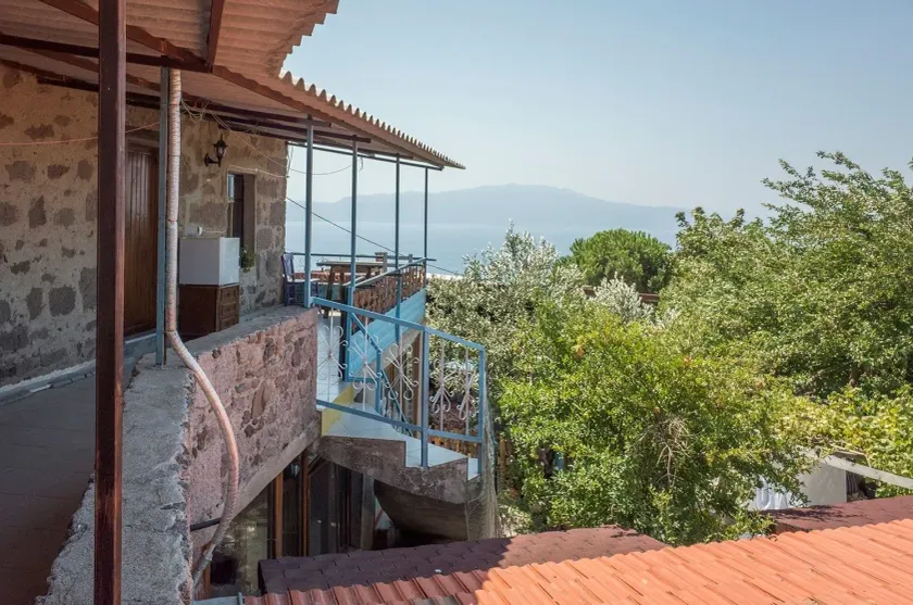 Assos Akropol Pansiyon - Image 1