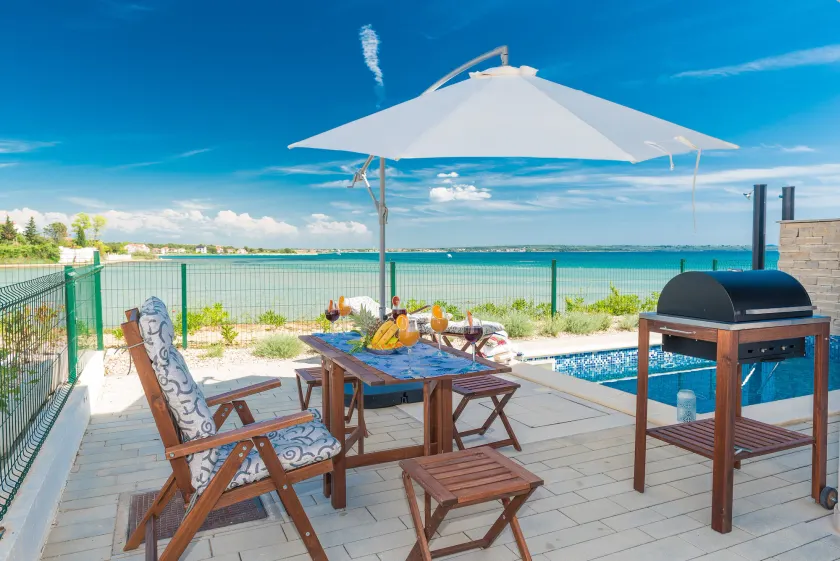 Casa vacacional con jardín, barbacoa y piscina privada - Terraza o patio