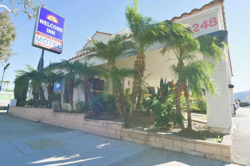Welcome Inn Corona - Image 1