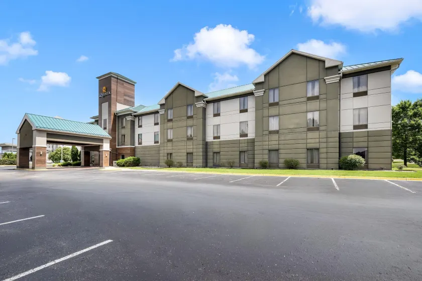 La Quinta Inn & Suites by Wyndham Louisville East - Image 1