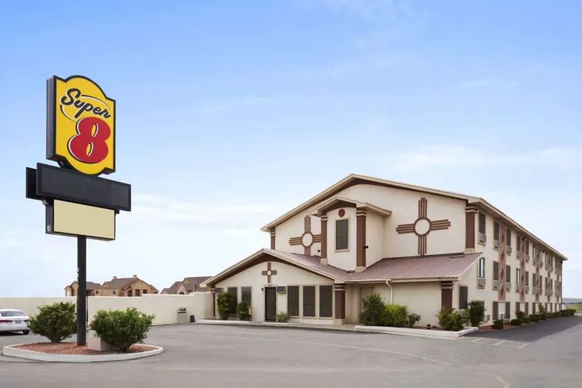 Super 8 by Wyndham Carlsbad - Image 1