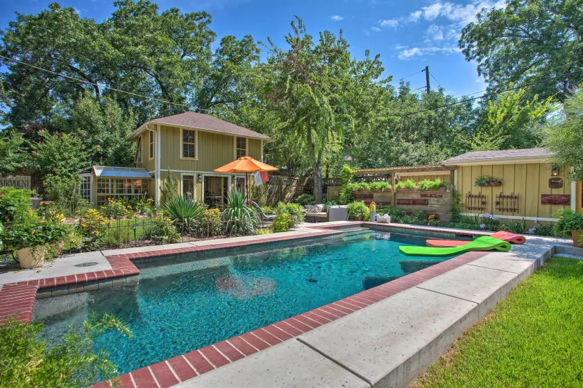 4 Mi to Dtwn! Fort Worth Cottage w/ Shared Pool - Image 1