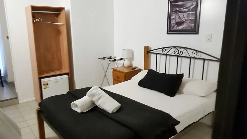 Airlie Waterfront Accomodation - Hostel - Image 1