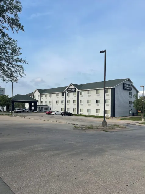 New Victorian Inn & Suites Lincoln - Image 1