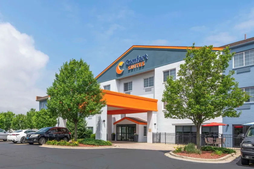Comfort Suites Elgin Northwest - Image 1